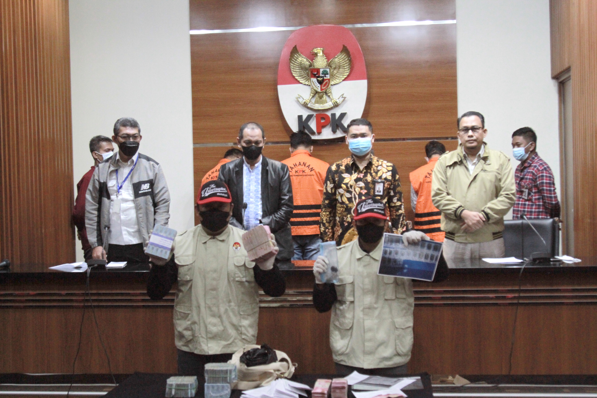 Rektor Unila Prof Dr Karomani ditetapkan tersangka oleh KPK atas kasus suap penerimaan mahasiswa jalur mandiri (Ashar/SinPo.id)