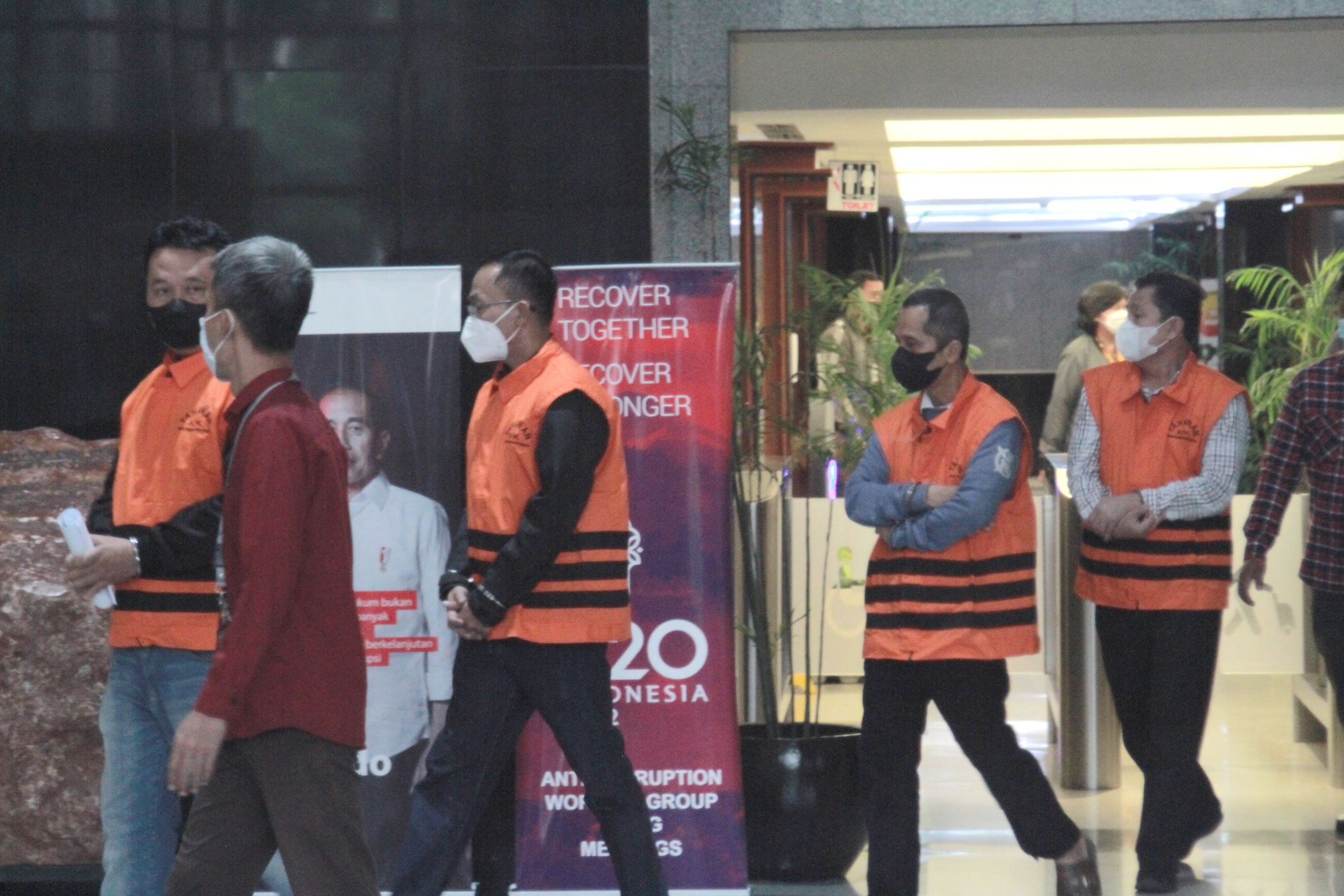 Rektor Unila Prof Dr Karomani ditetapkan tersangka oleh KPK atas kasus suap penerimaan mahasiswa jalur mandiri (Ashar/SinPo.id)