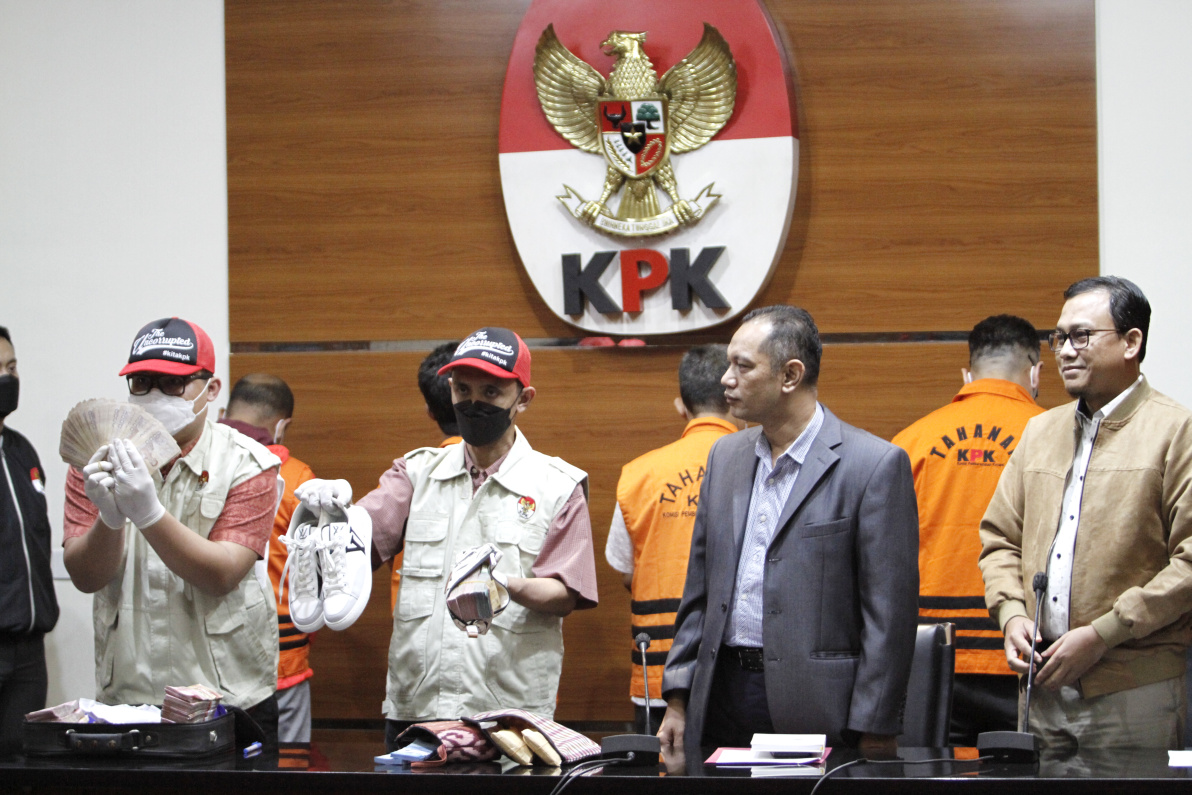 KPK resmi tahan Walikota Bandung Yana Mulyana terkait kasus dugaan korupsi pengandaan kamera CCTV (Ashar/SinPo.id)