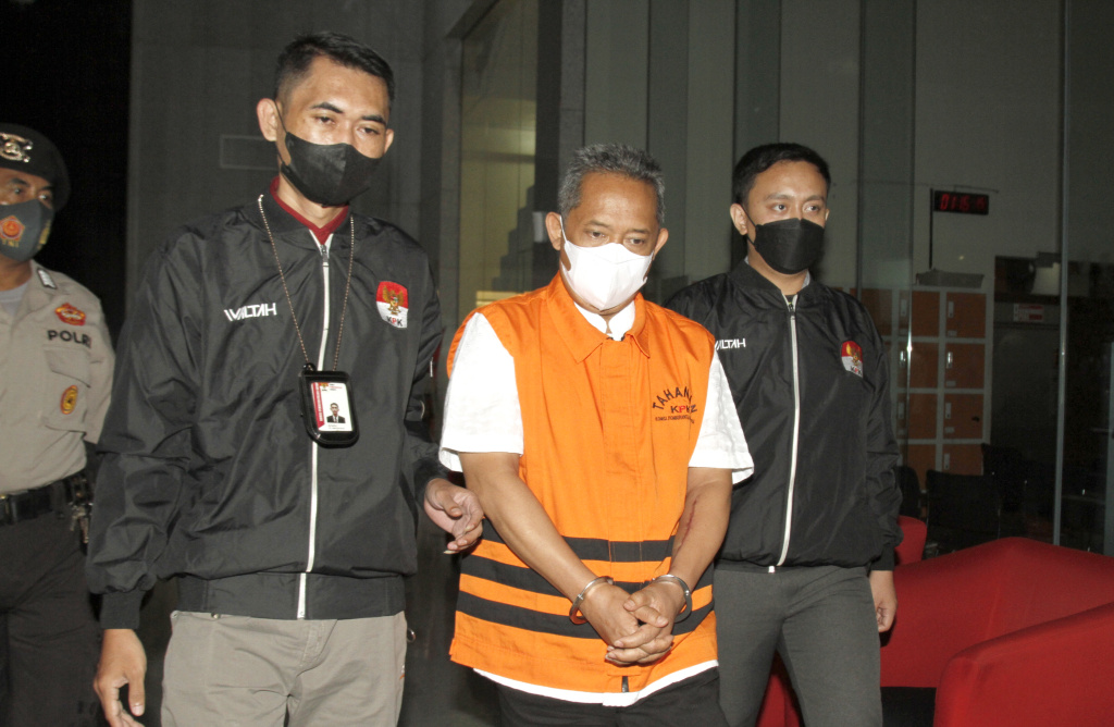 KPK resmi tahan Walikota Bandung Yana Mulyana terkait kasus dugaan korupsi pengandaan kamera CCTV (Ashar/SinPo.id)
