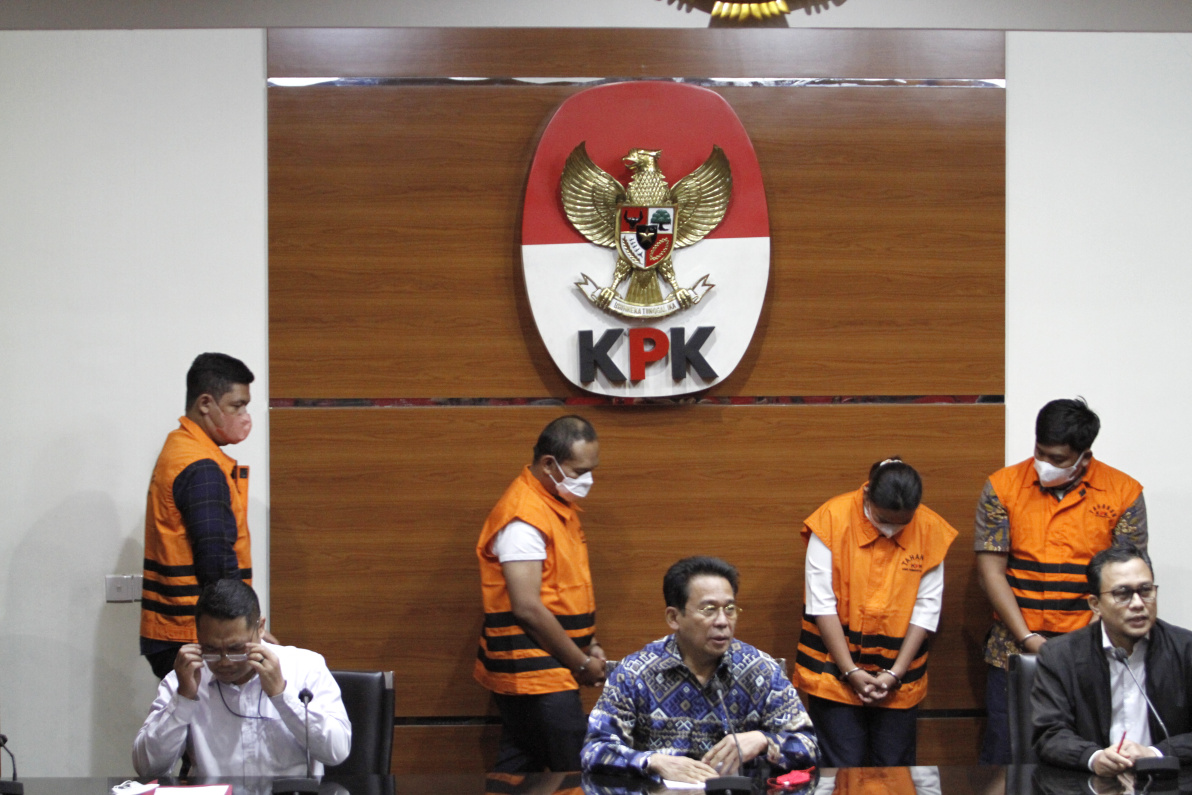 KPK tahan 10 orang terkait kasus proyek jalur kereta api Trans Sulawesi dan perbaikan perlintasan kereta api di Direktorat Jenderal Kereta Api (DJKA) Kementrian Perhubungan (Ashar/SinPo.id)