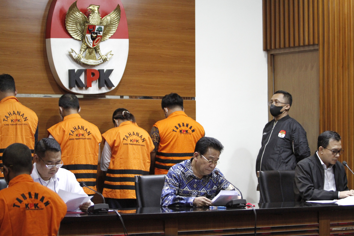 KPK tahan 10 orang terkait kasus proyek jalur kereta api Trans Sulawesi dan perbaikan perlintasan kereta api di Direktorat Jenderal Kereta Api (DJKA) Kementrian Perhubungan (Ashar/SinPo.id)