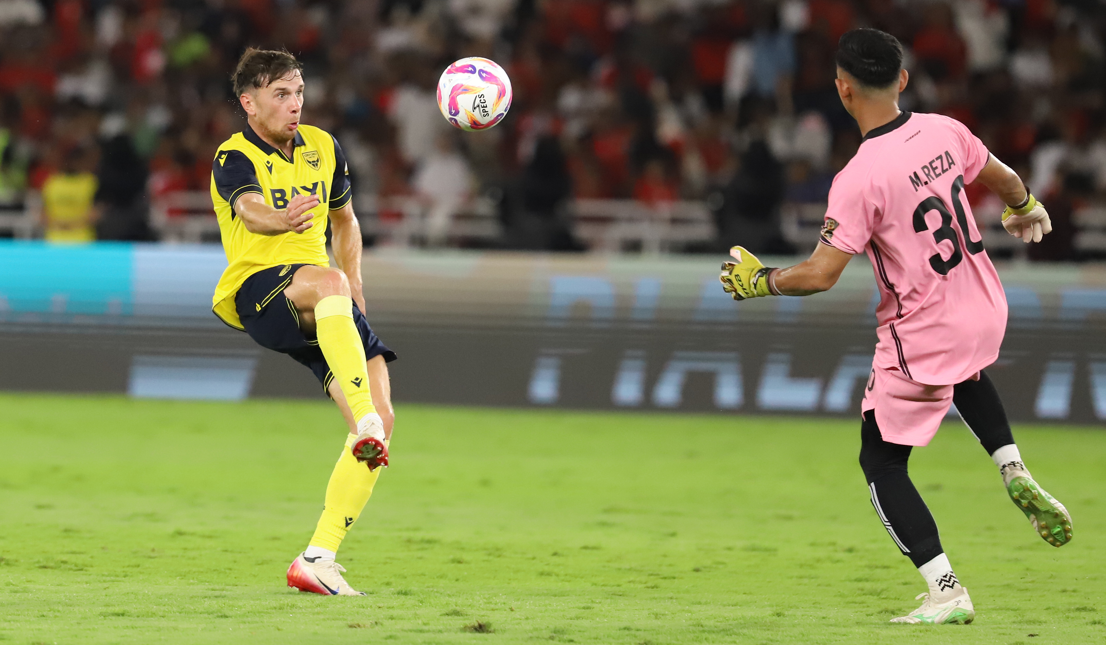 Pemain Oxford United berusaha mengecoh penjaga gawang Liga Indonesia All Star pada pertandingan perdana Grup A Piala Presiden 2025 di Stadion Utama Gelora Bung Karno, Senayan, Jakarta, Minggu (6 Juli 2025).