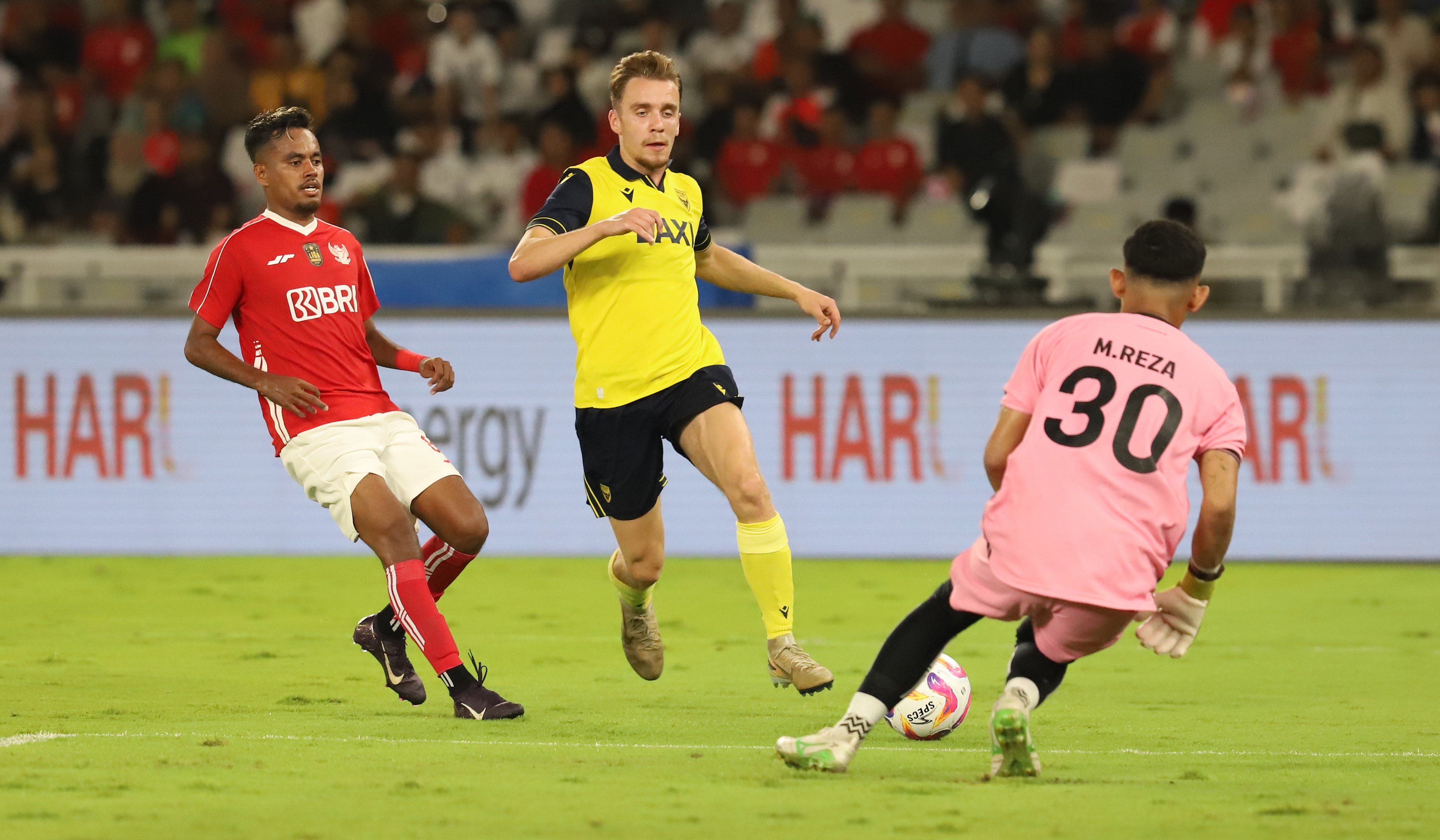 Pemain Oxford United berusaha mengecoh penjaga gawang Liga Indonesia All Star pada pertandingan perdana Grup A Piala Presiden 2025 di Stadion Utama Gelora Bung Karno, Senayan, Jakarta, Minggu (6 Juli 2025).