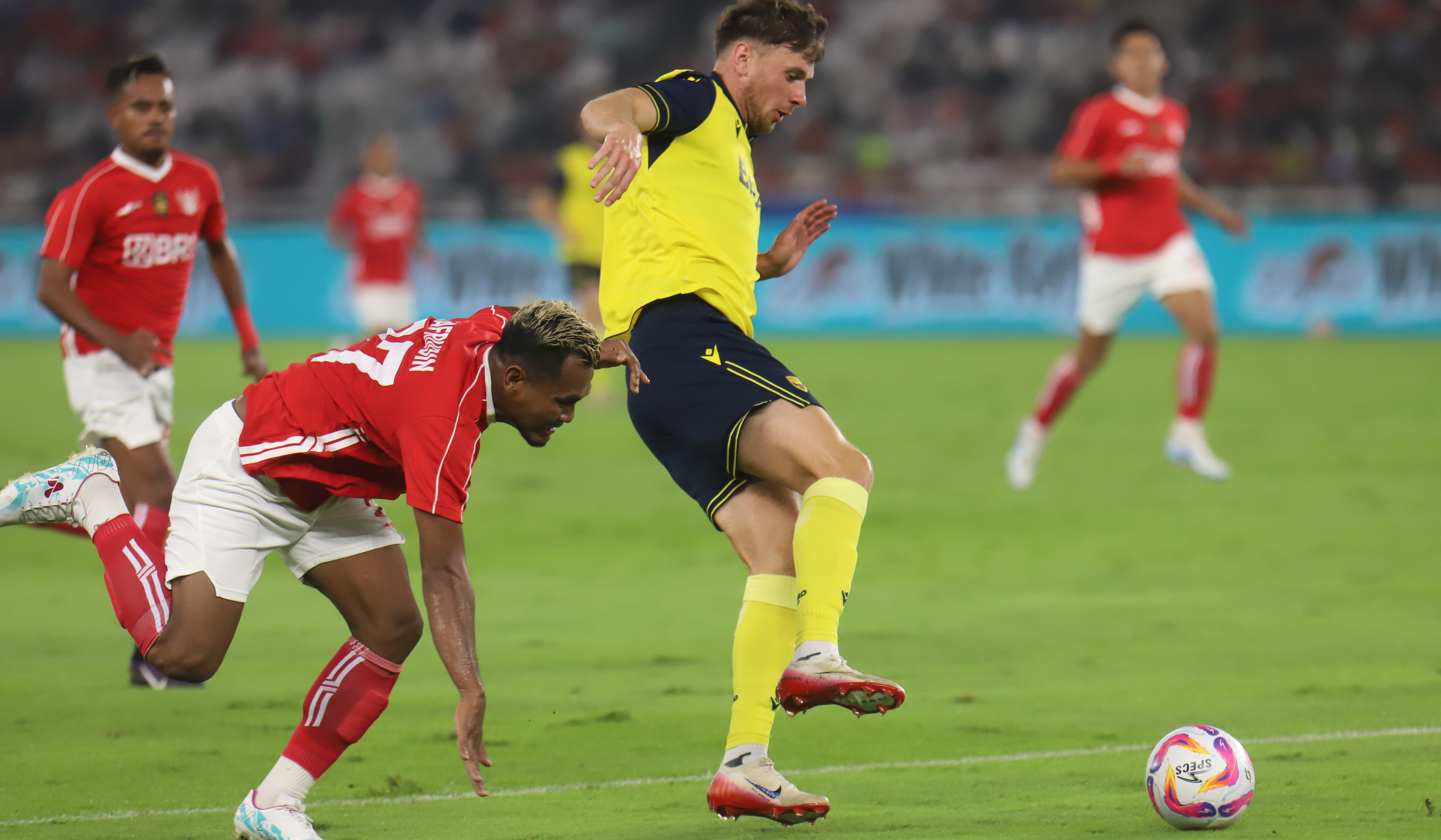 Pemain Oxford United berusaha mengecoh penjaga gawang Liga Indonesia All Star pada pertandingan perdana Grup A Piala Presiden 2025 di Stadion Utama Gelora Bung Karno, Senayan, Jakarta, Minggu (6 Juli 2025).