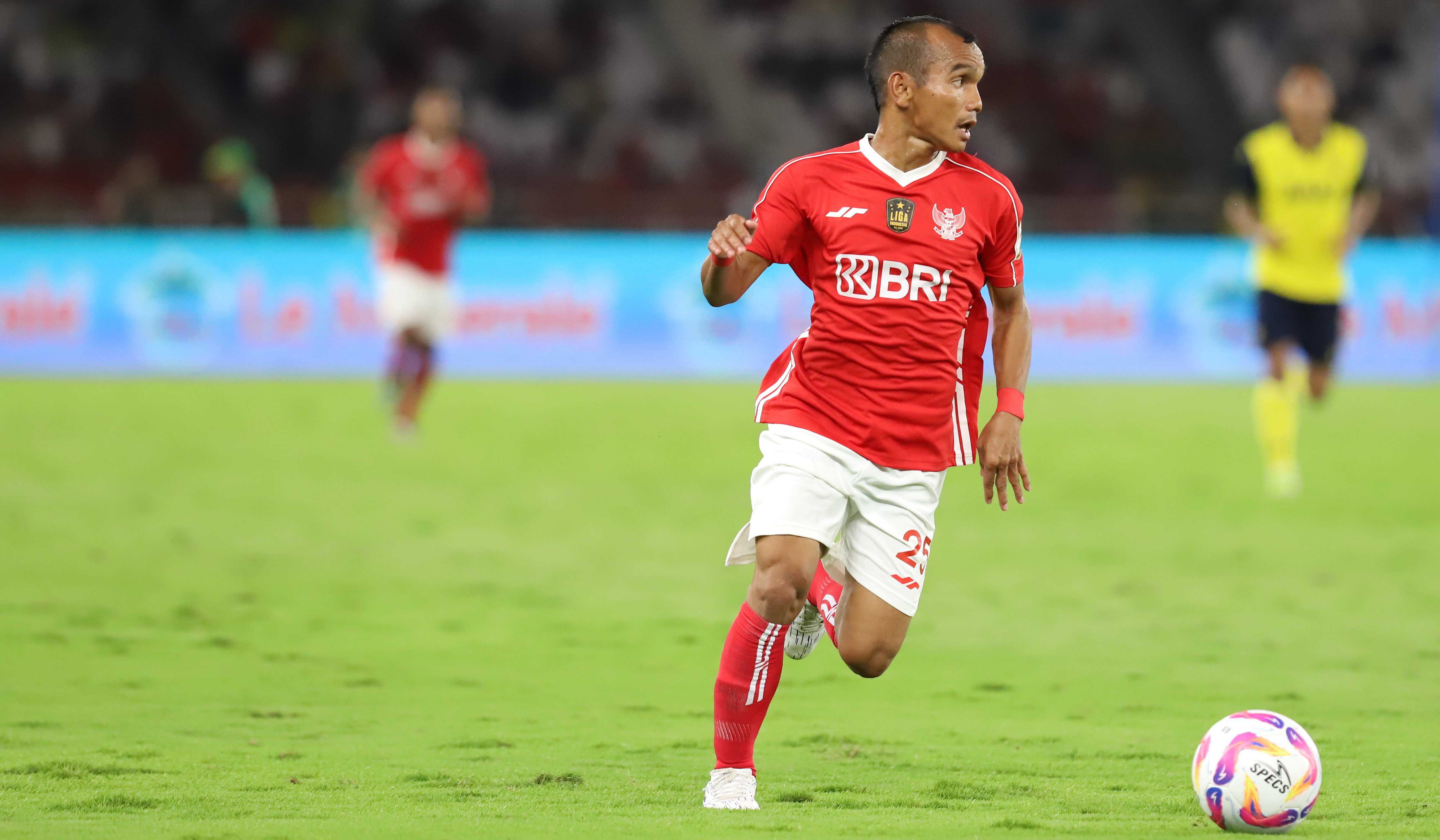 Pemain Oxford United berusaha mengecoh penjaga gawang Liga Indonesia All Star pada pertandingan perdana Grup A Piala Presiden 2025 di Stadion Utama Gelora Bung Karno, Senayan, Jakarta, Minggu (6 Juli 2025).