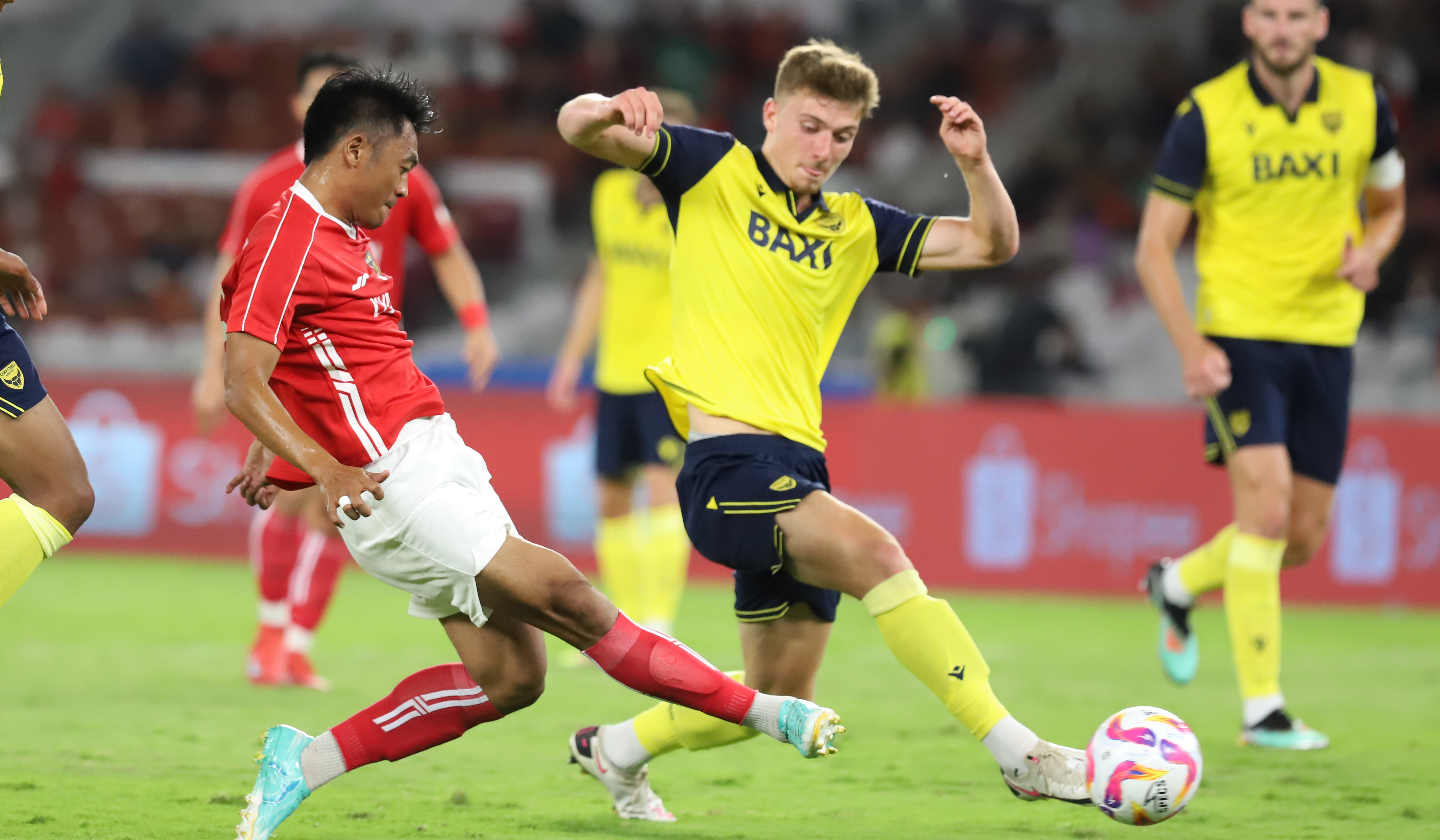 Pemain Oxford United berusaha mengecoh penjaga gawang Liga Indonesia All Star pada pertandingan perdana Grup A Piala Presiden 2025 di Stadion Utama Gelora Bung Karno, Senayan, Jakarta, Minggu (6 Juli 2025).