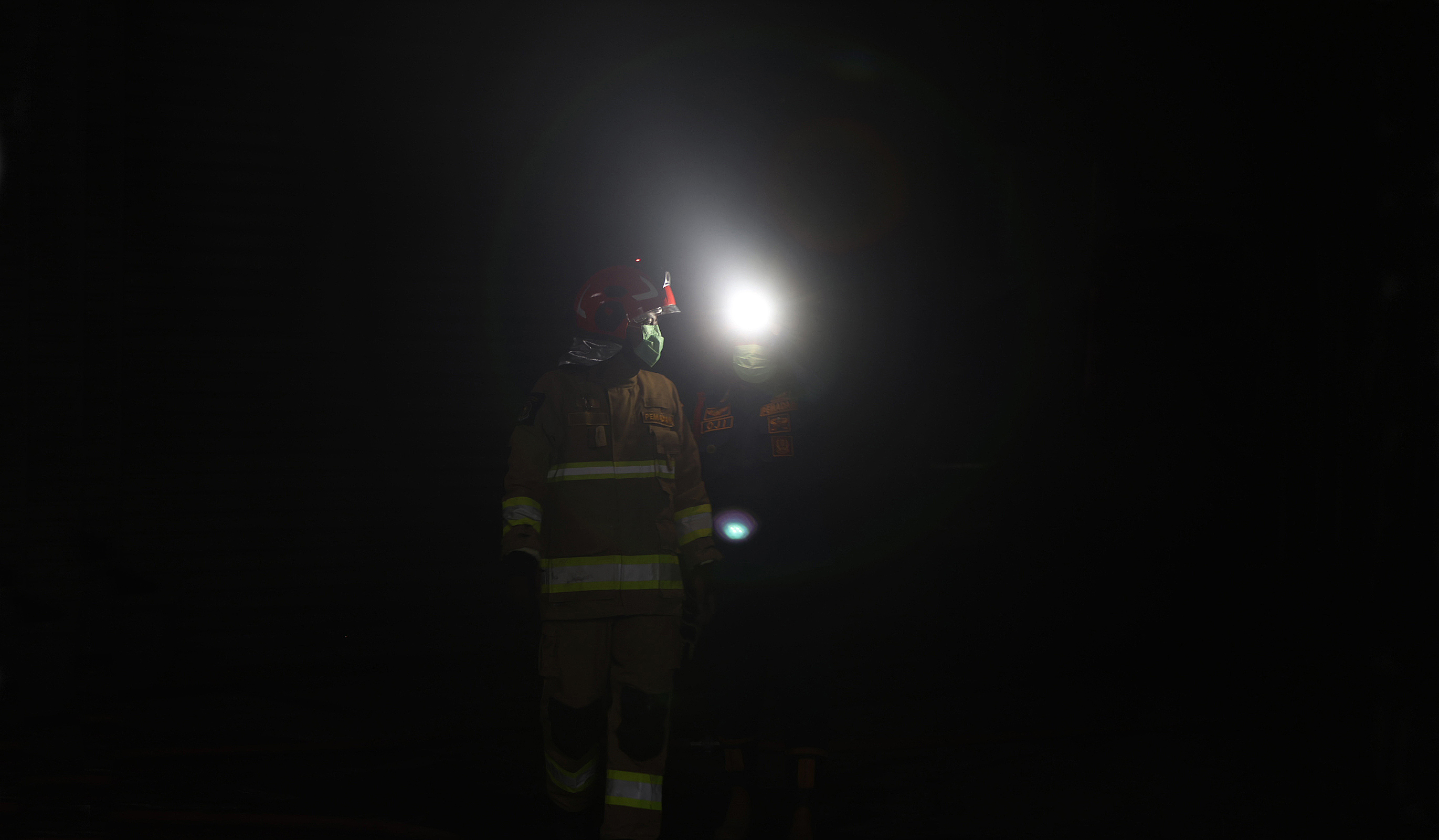 Kebakaran pabrik kaos kaki di Bekasi. (Agus Priatna/SinPo.id)