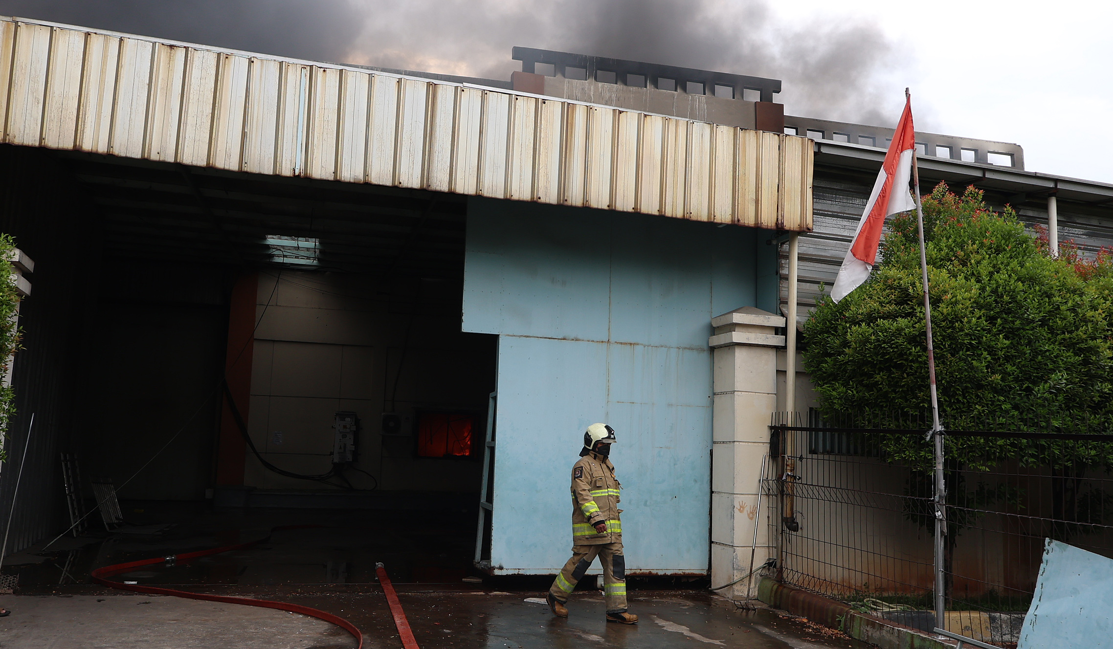 Kebakaran pabrik kaos kaki di Bekasi. (Agus Priatna/SinPo.id)