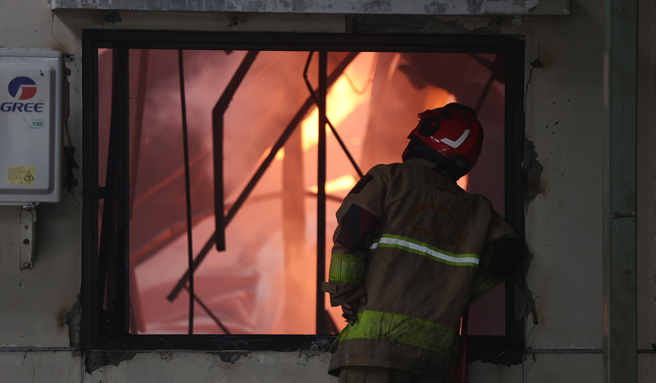 Kebakaran pabrik kaos kaki di Bekasi. (Agus Priatna/SinPo.id)