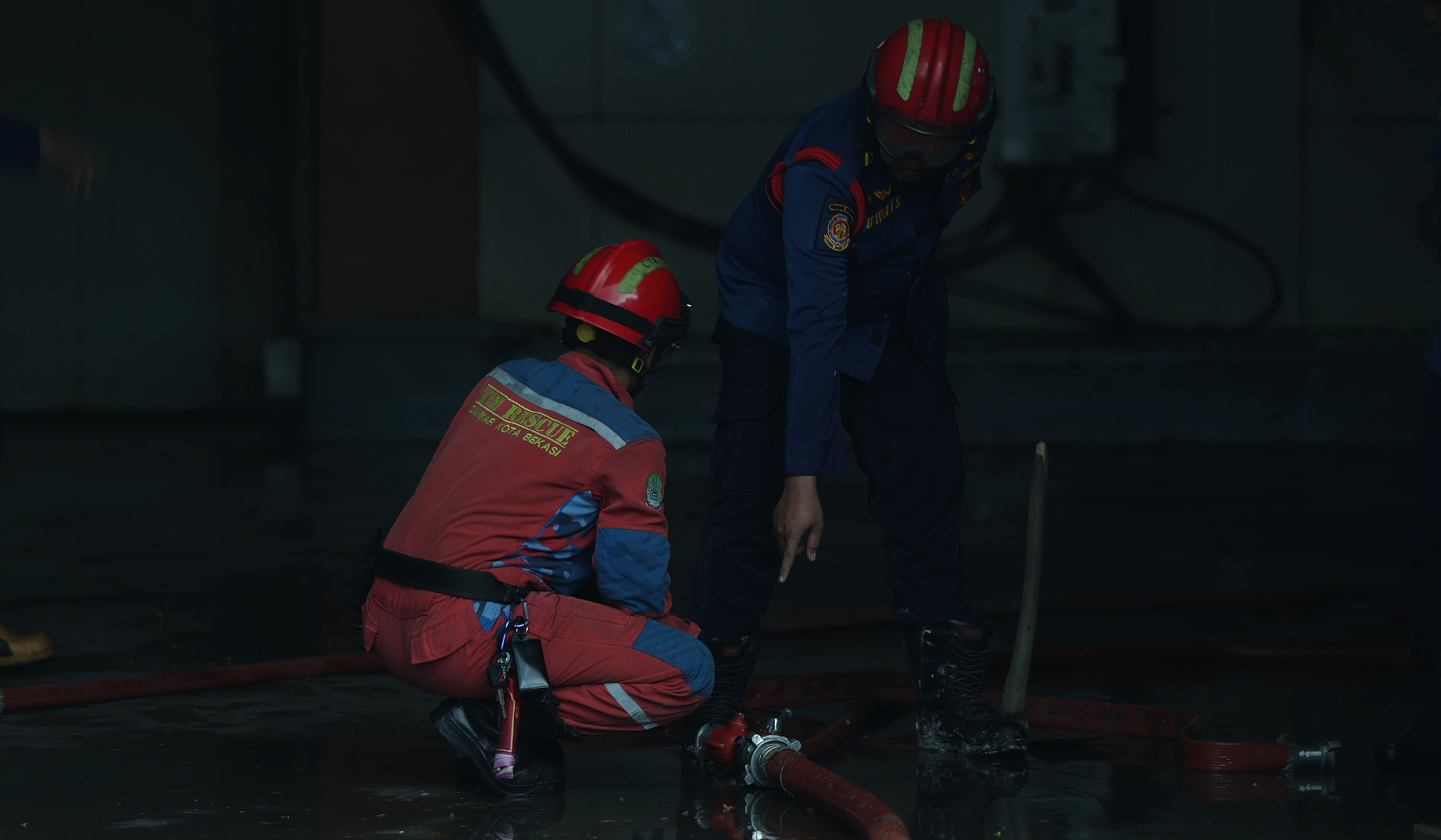 Kebakaran pabrik kaos kaki di Bekasi. (Agus Priatna/SinPo.id)