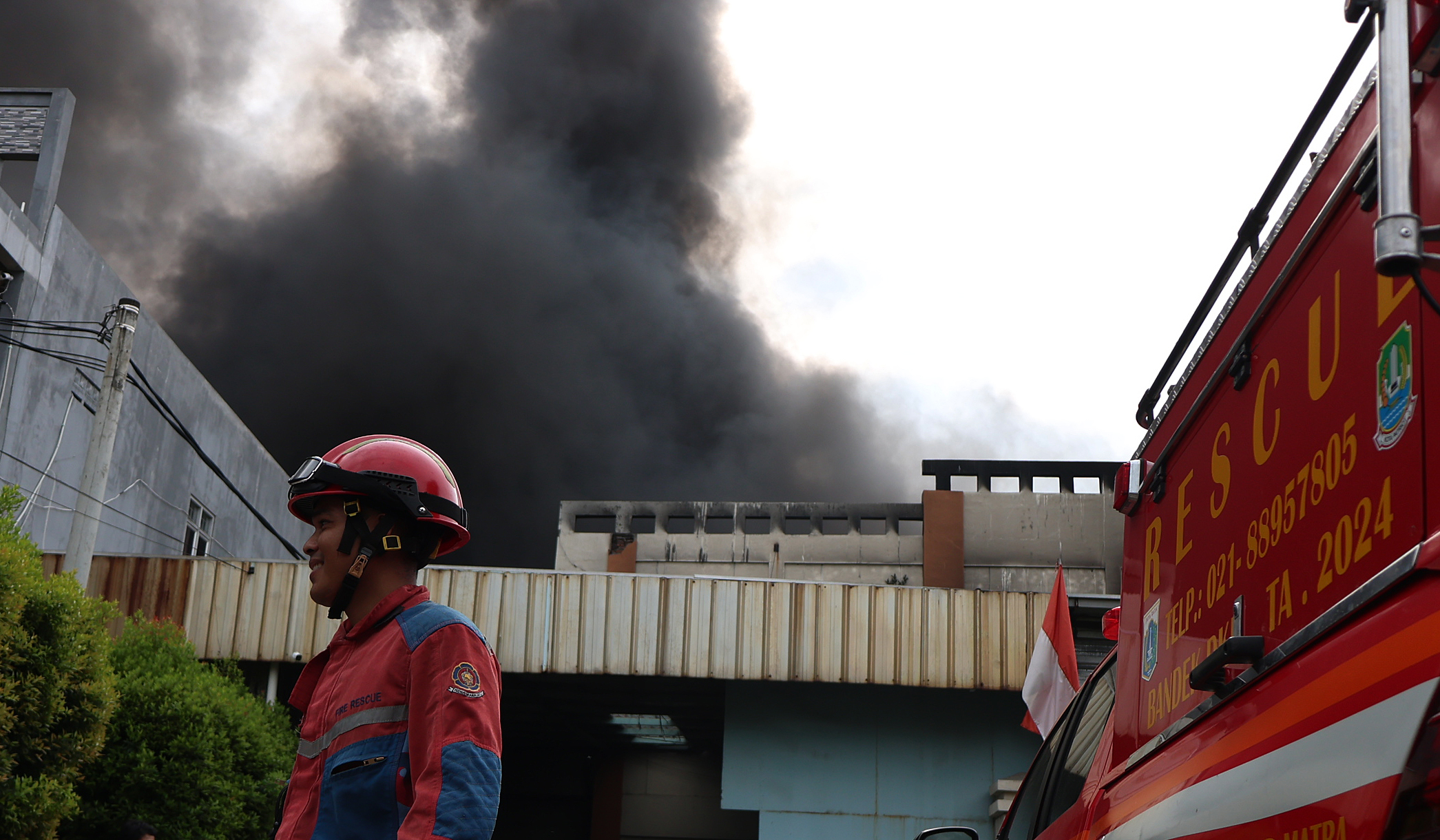 Kebakaran pabrik kaos kaki di Bekasi. (Agus Priatna/SinPo.id)