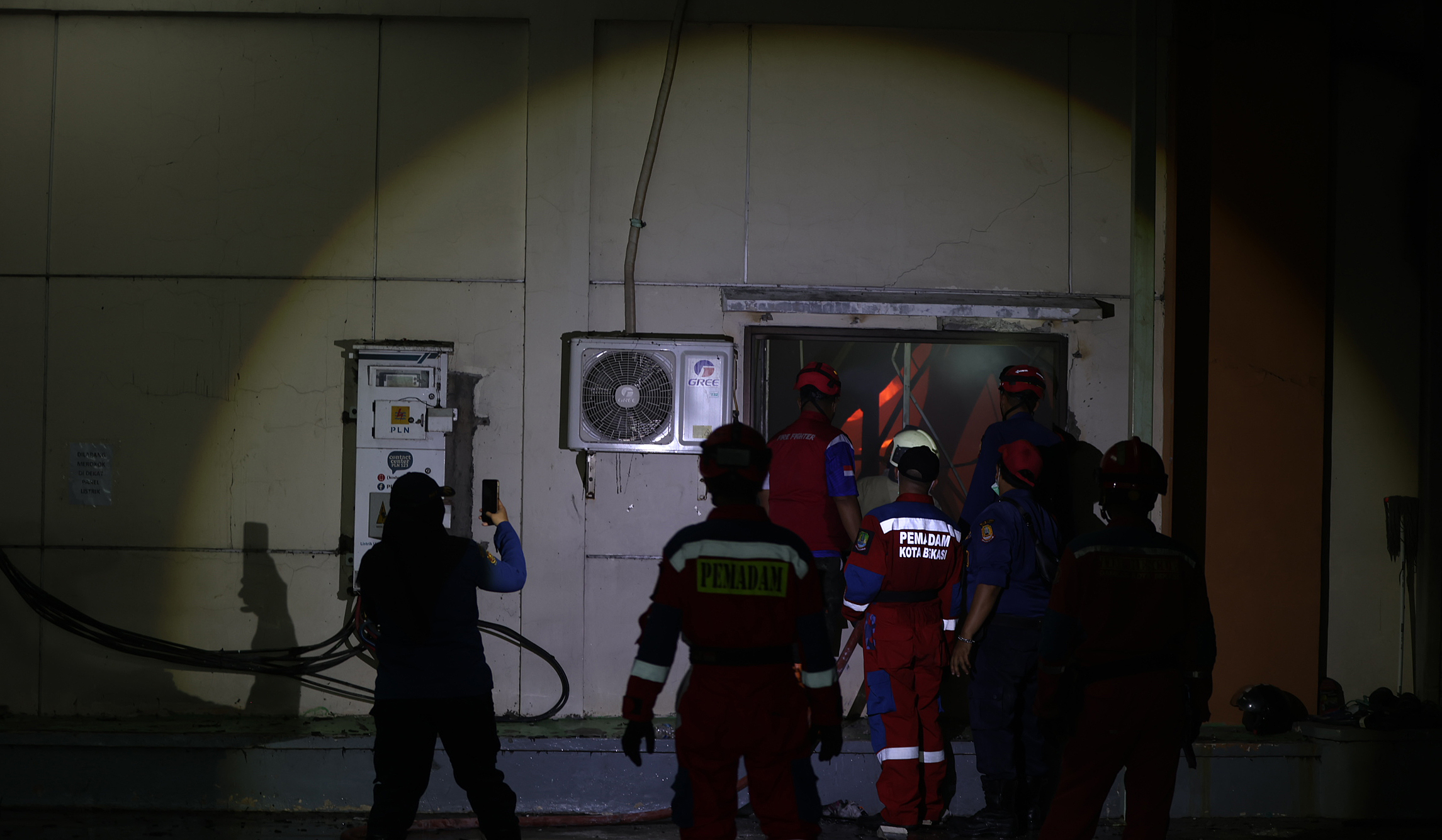 Kebakaran pabrik kaos kaki di Bekasi. (Agus Priatna/SinPo.id)