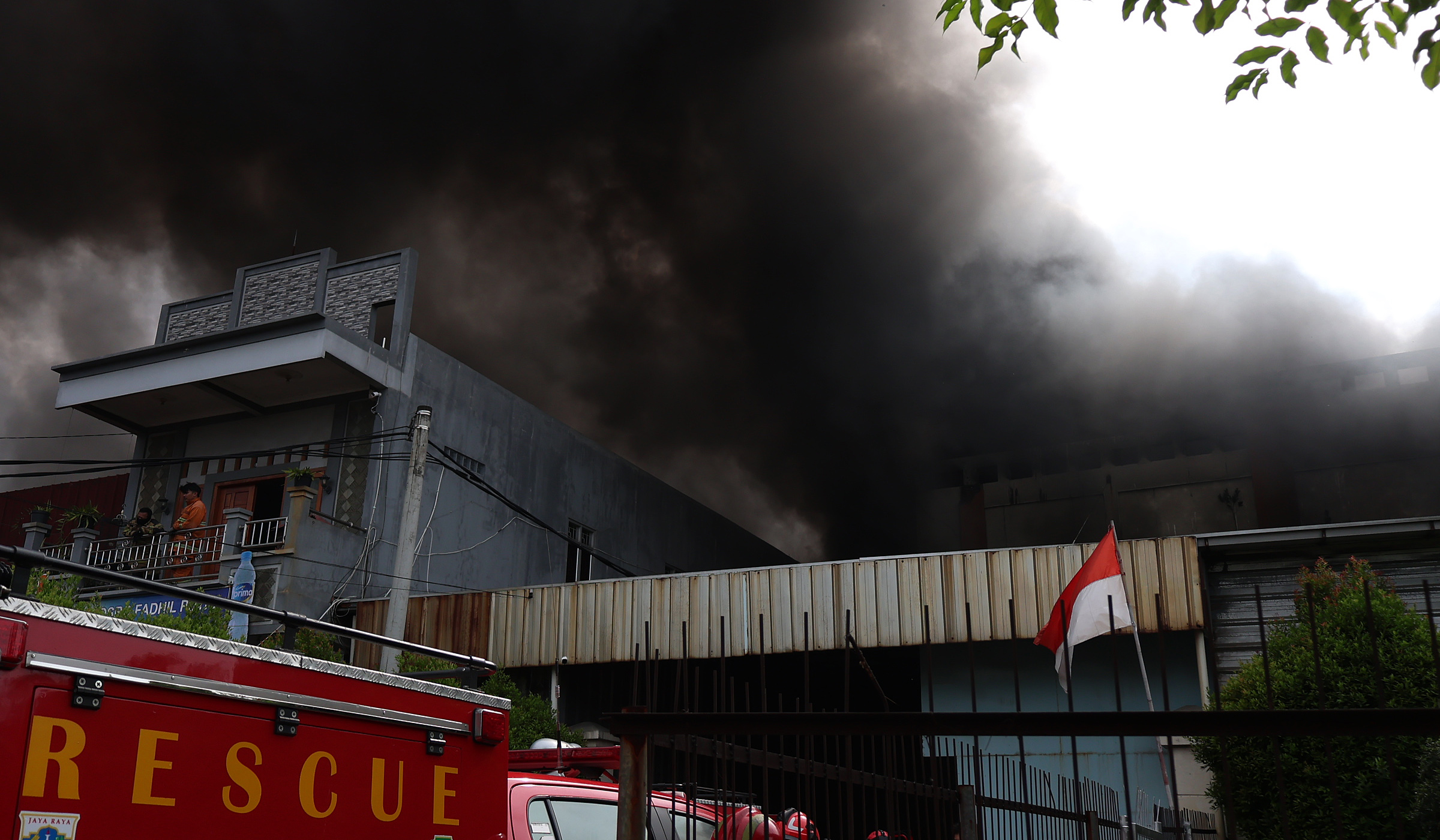 Kebakaran pabrik kaos kaki di Bekasi. (Agus Priatna/SinPo.id)