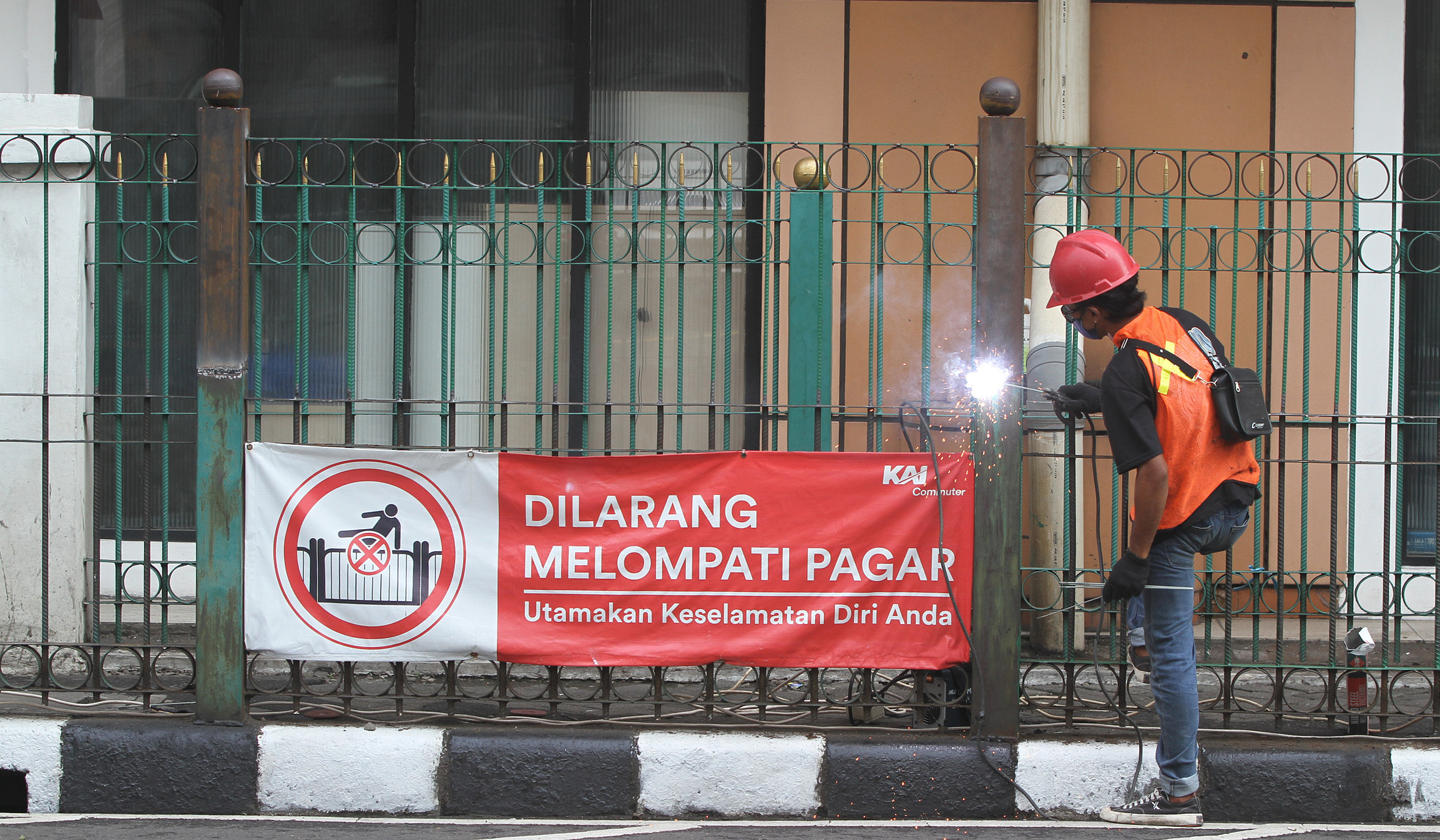 Pagar Stasiun Cikini. (Agus Priatna/SinPo.id)