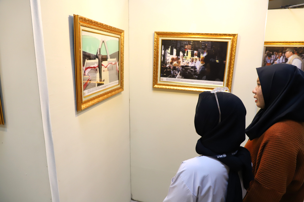 Wartawan Foto pamerkan 101 foto jurnalistik kegiatan DPR sebagai wadah aspiratif masyarakat (Ashar/SinPo.id)