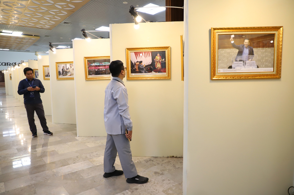 Wartawan Foto pamerkan 101 foto jurnalistik kegiatan DPR sebagai wadah aspiratif masyarakat (Ashar/SinPo.id)