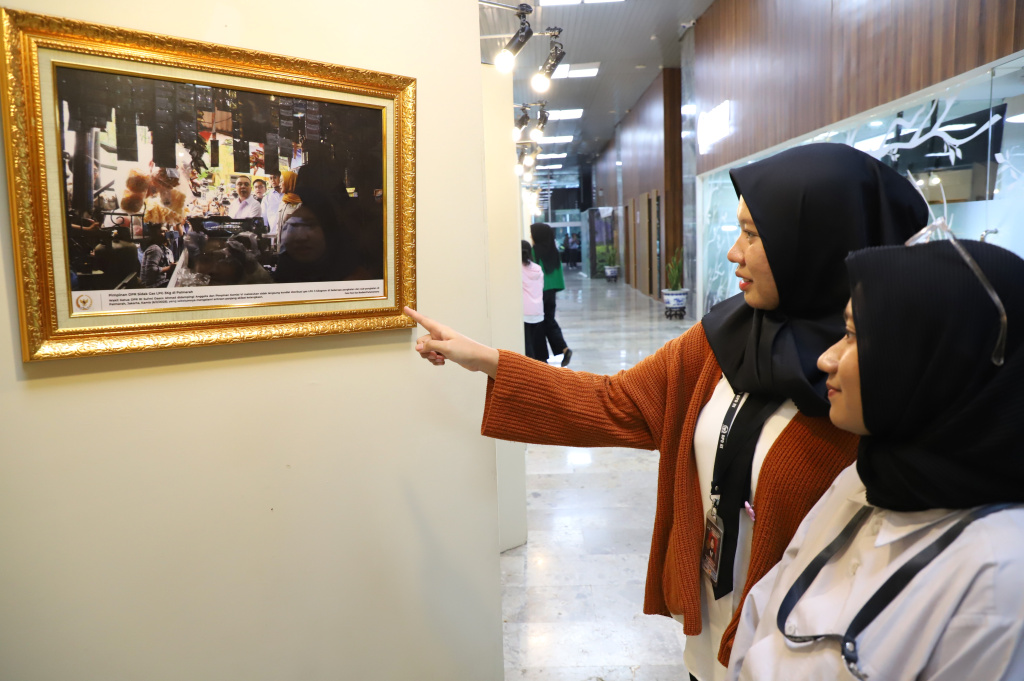 Wartawan Foto pamerkan 101 foto jurnalistik kegiatan DPR sebagai wadah aspiratif masyarakat (Ashar/SinPo.id)