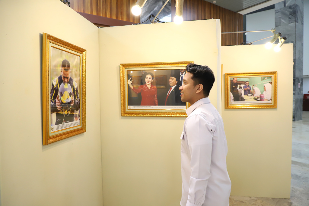 Wartawan Foto pamerkan 101 foto jurnalistik kegiatan DPR sebagai wadah aspiratif masyarakat (Ashar/SinPo.id)