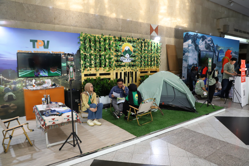 Pengunjung sedang berbelanja alat perlengkapan outdoor di pameran Indofest 2025 di Jakarta Convention Center (Ashar/SinPo.id)