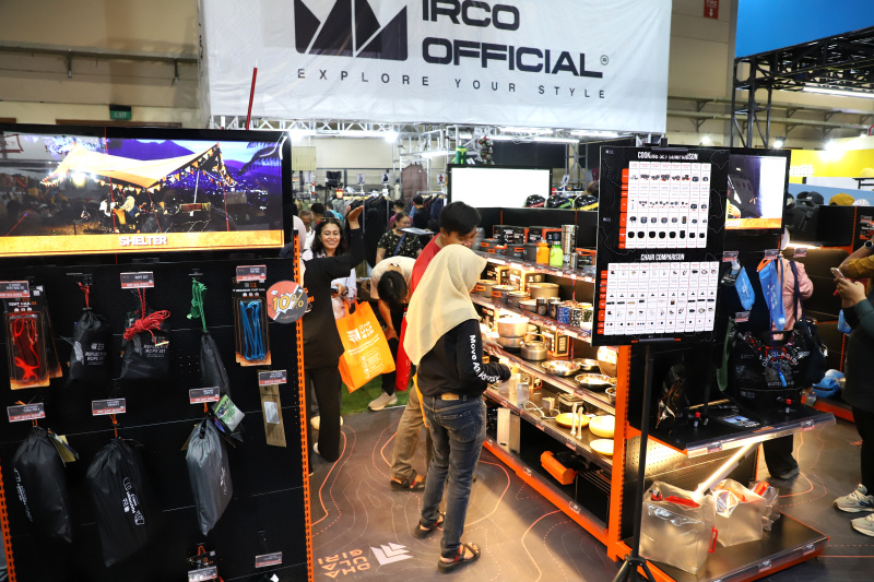 Pengunjung sedang berbelanja alat perlengkapan outdoor di pameran Indofest 2025 di Jakarta Convention Center (Ashar/SinPo.id)