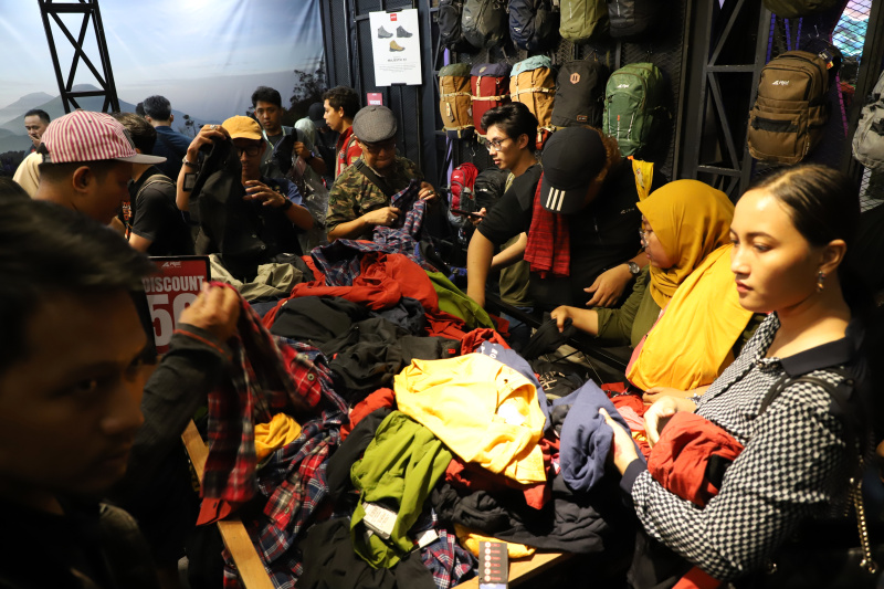 Pengunjung sedang berbelanja alat perlengkapan outdoor di pameran Indofest 2025 di Jakarta Convention Center (Ashar/SinPo.id)