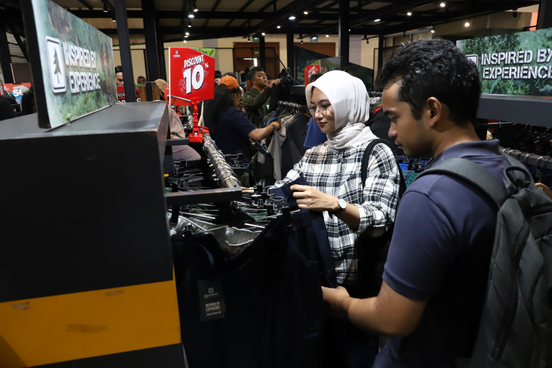 Pengunjung sedang berbelanja alat perlengkapan outdoor di pameran Indofest 2025 di Jakarta Convention Center (Ashar/SinPo.id)
