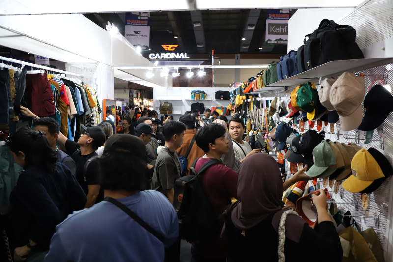 Pengunjung sedang berbelanja alat perlengkapan outdoor di pameran Indofest 2025 di Jakarta Convention Center (Ashar/SinPo.id)