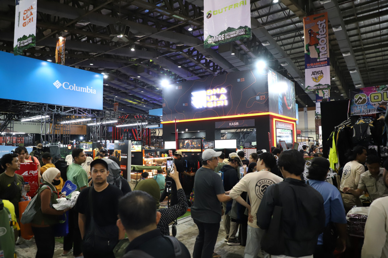 Pengunjung sedang berbelanja alat perlengkapan outdoor di pameran Indofest 2025 di Jakarta Convention Center (Ashar/SinPo.id)
