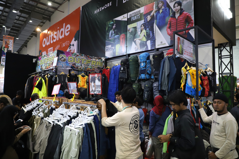 Pengunjung sedang berbelanja alat perlengkapan outdoor di pameran Indofest 2025 di Jakarta Convention Center (Ashar/SinPo.id)