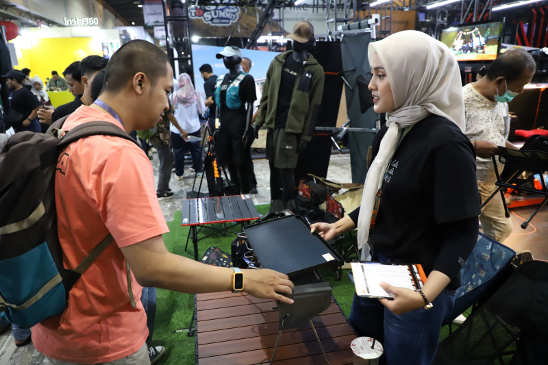 Pengunjung sedang berbelanja alat perlengkapan outdoor di pameran Indofest 2025 di Jakarta Convention Center (Ashar/SinPo.id)