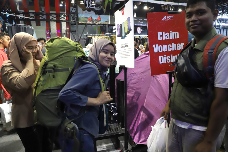 Pengunjung sedang berbelanja alat perlengkapan outdoor di pameran Indofest 2025 di Jakarta Convention Center (Ashar/SinPo.id)