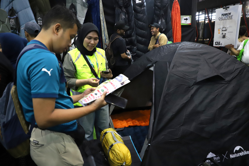 Pengunjung sedang berbelanja alat perlengkapan outdoor di pameran Indofest 2025 di Jakarta Convention Center (Ashar/SinPo.id)