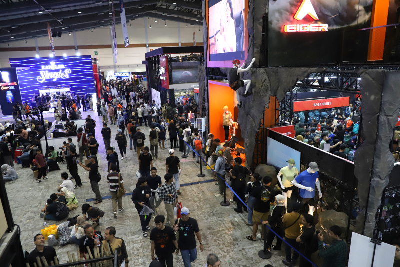Pengunjung sedang berbelanja alat perlengkapan outdoor di pameran Indofest 2025 di Jakarta Convention Center (Ashar/SinPo.id)