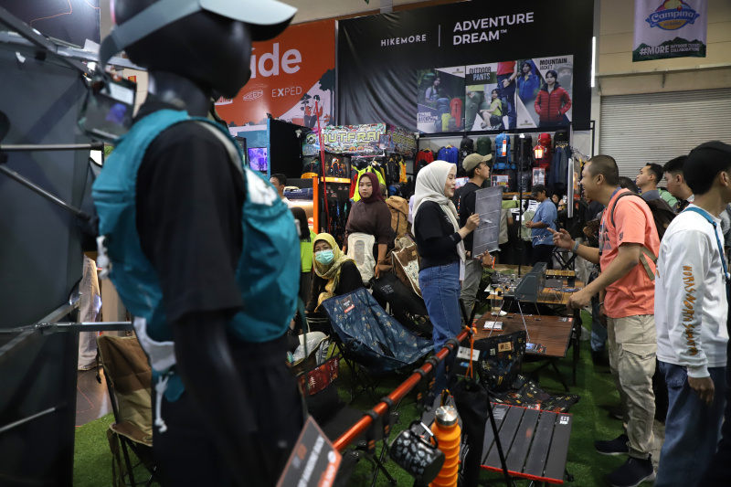 Pengunjung sedang berbelanja alat perlengkapan outdoor di pameran Indofest 2025 di Jakarta Convention Center (Ashar/SinPo.id)