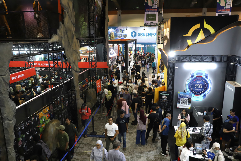 Pengunjung sedang berbelanja alat perlengkapan outdoor di pameran Indofest 2025 di Jakarta Convention Center (Ashar/SinPo.id)