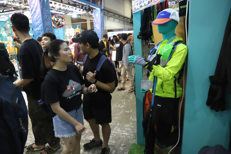Pengunjung sedang berbelanja alat perlengkapan outdoor di pameran Indofest 2025 di Jakarta Convention Center (Ashar/SinPo.id)
