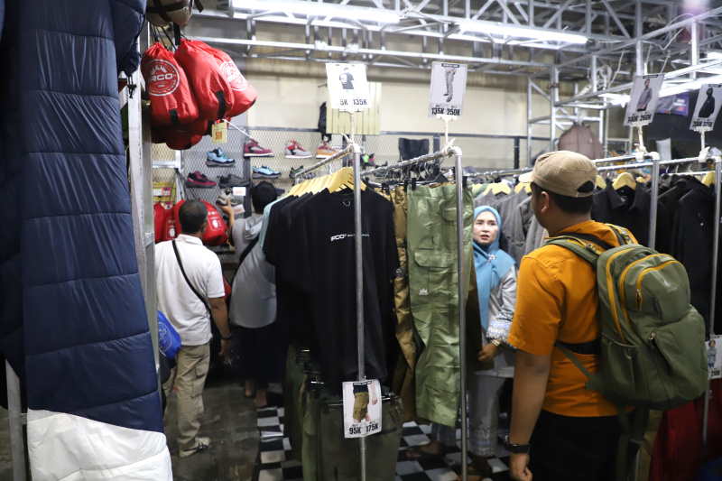 Pengunjung sedang berbelanja alat perlengkapan outdoor di pameran Indofest 2025 di Jakarta Convention Center (Ashar/SinPo.id)