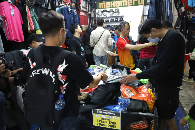 Pengunjung sedang berbelanja alat perlengkapan outdoor di pameran Indofest 2025 di Jakarta Convention Center (Ashar/SinPo.id)