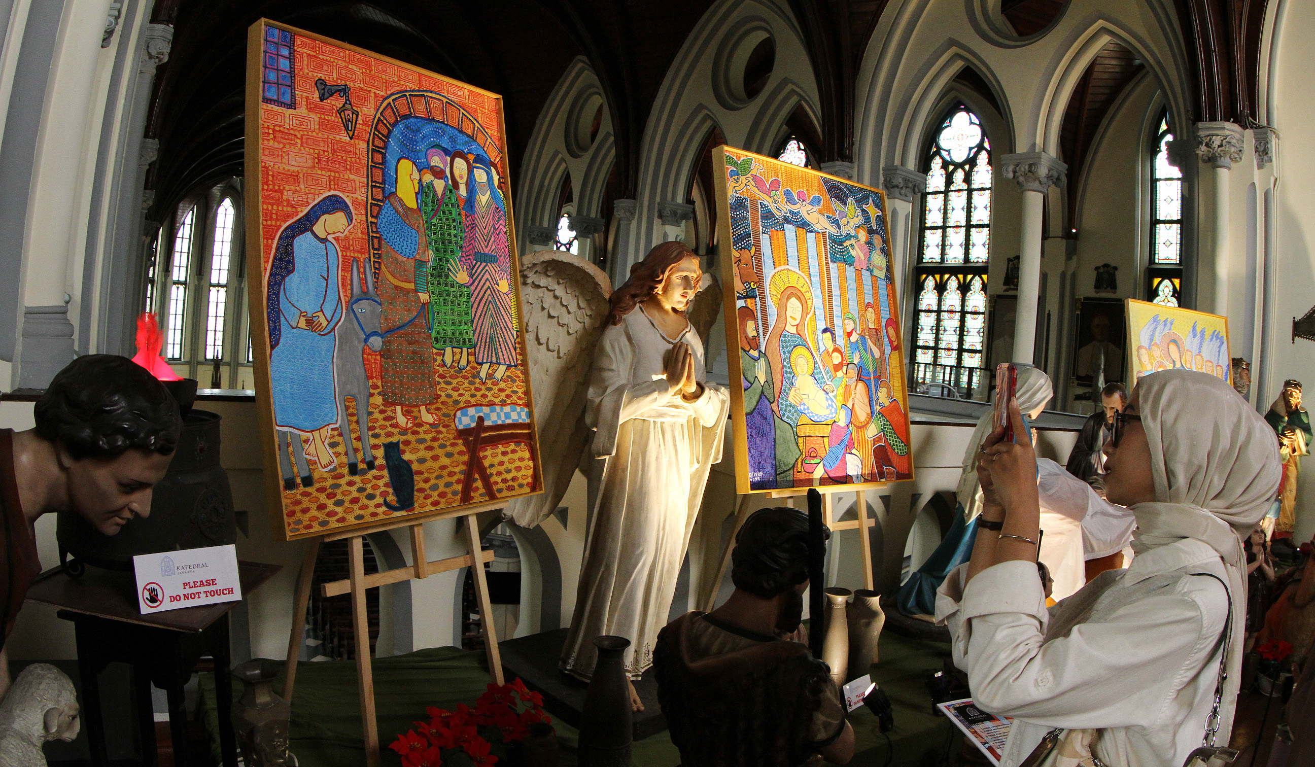 Pameran lukisan di Gereja Katedral. (Agus Priatna/SinPo.id)