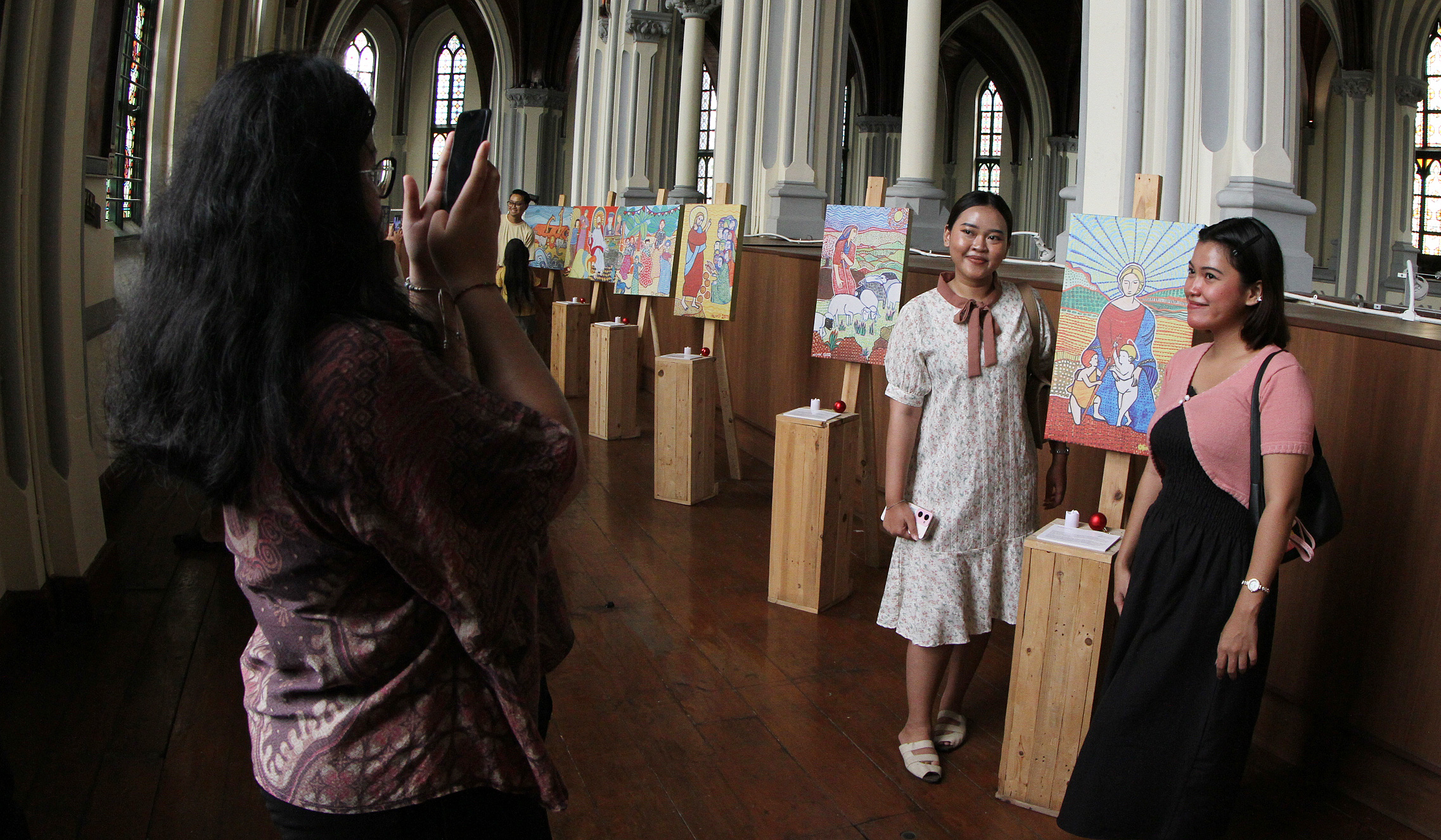 Pameran lukisan di Gereja Katedral. (Agus Priatna/SinPo.id)