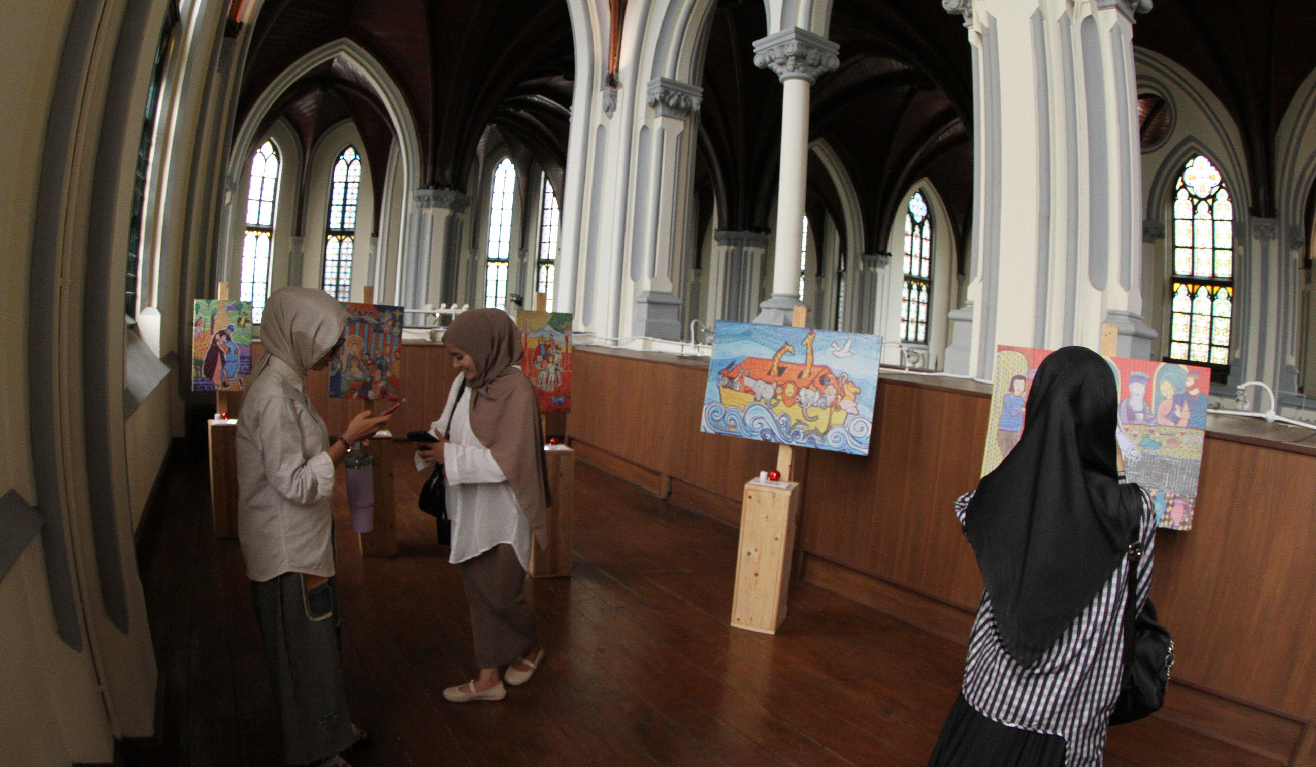 Pameran lukisan di Gereja Katedral. (Agus Priatna/SinPo.id)