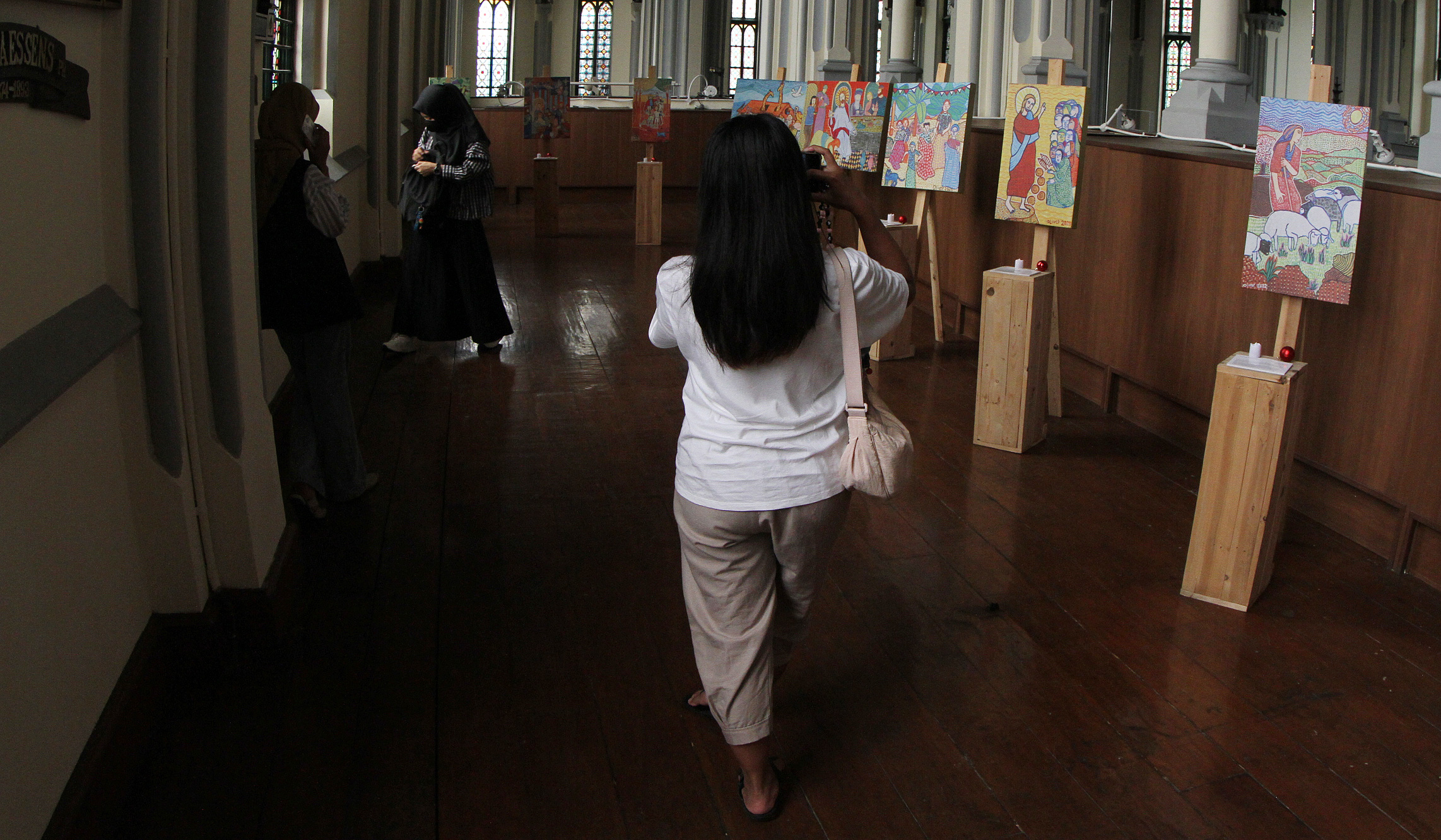 Pameran lukisan di Gereja Katedral. (Agus Priatna/SinPo.id)