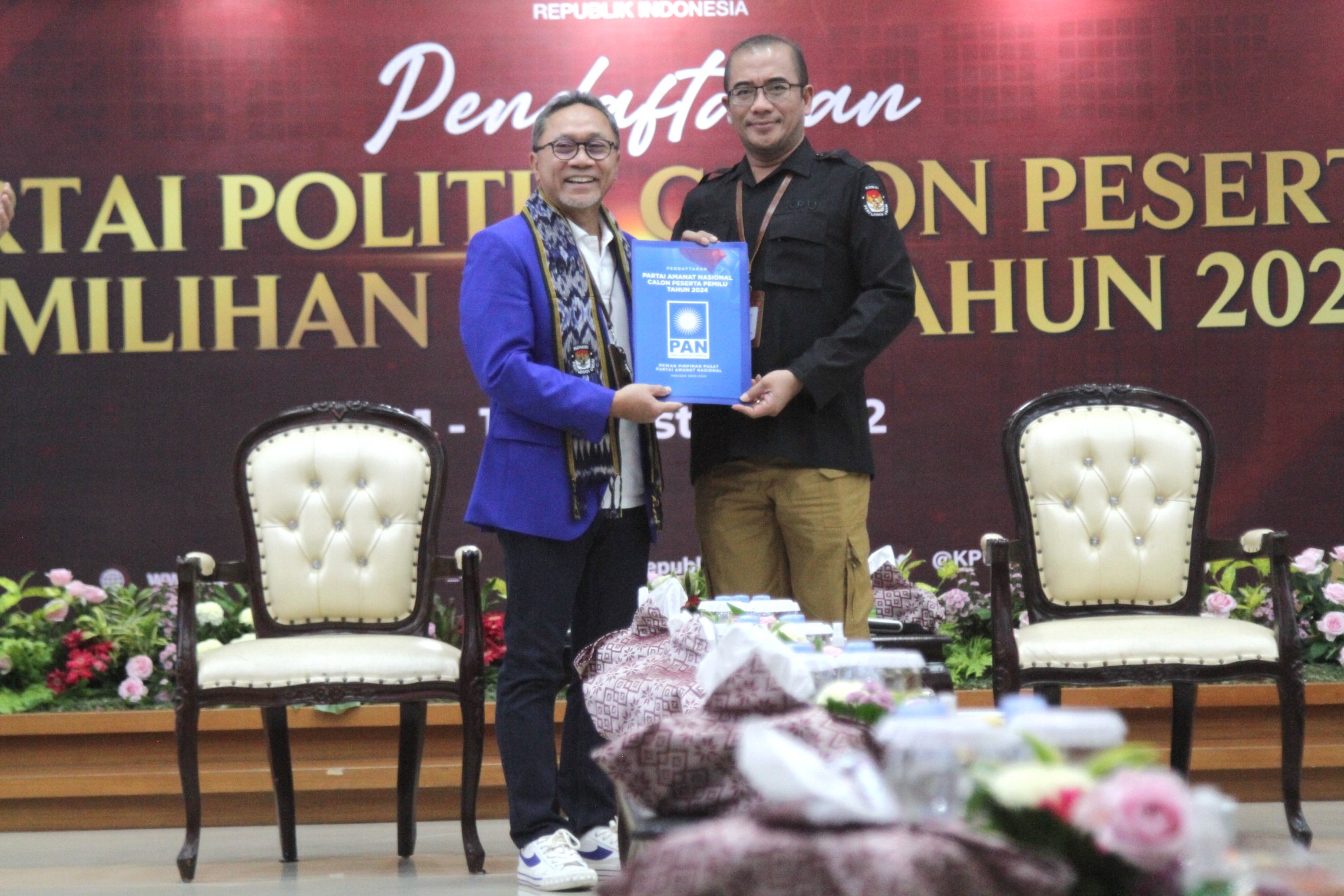 Ketua Umum PAN Zulkifli Hasan dan Ketua KPU RI Hasyim Asy'ari (Ashar/SinPo.id)