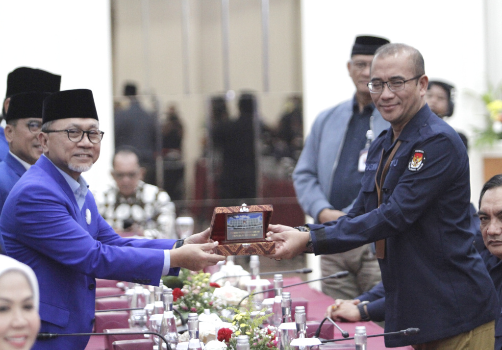 Ketua Umum PAN Zulkifli Hasan mendaftarkan anggotanya 580 kursi untuk Bacaleg DPR RI di KPU (Ashar/SinPo.id)