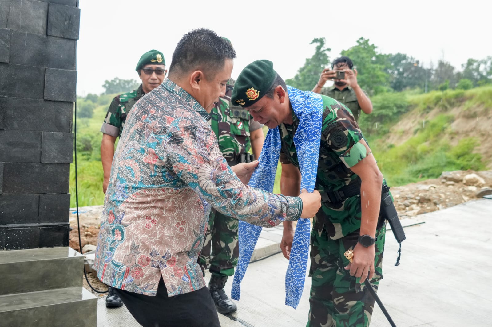 Pangkostrad Letjen TNI Mohammad Fadjar dan Pj Bupati Bekasi Dedy Supriyadi meresmikan pembangunan tahap I Batalyon Intai Tempur di Desa Sukadami, Kabupaten Bekasi (Ashar/SinPo.id)