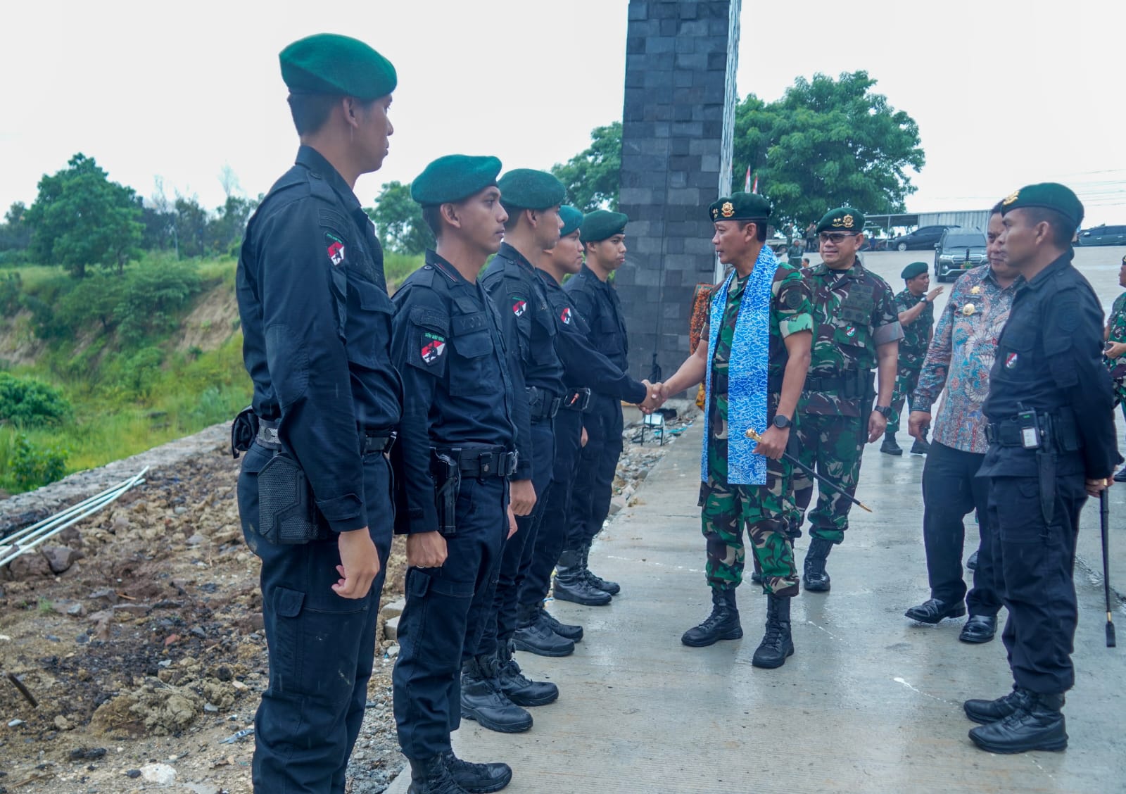 Pangkostrad Letjen TNI Mohammad Fadjar dan Pj Bupati Bekasi Dedy Supriyadi meresmikan pembangunan tahap I Batalyon Intai Tempur di Desa Sukadami, Kabupaten Bekasi (Ashar/SinPo.id)