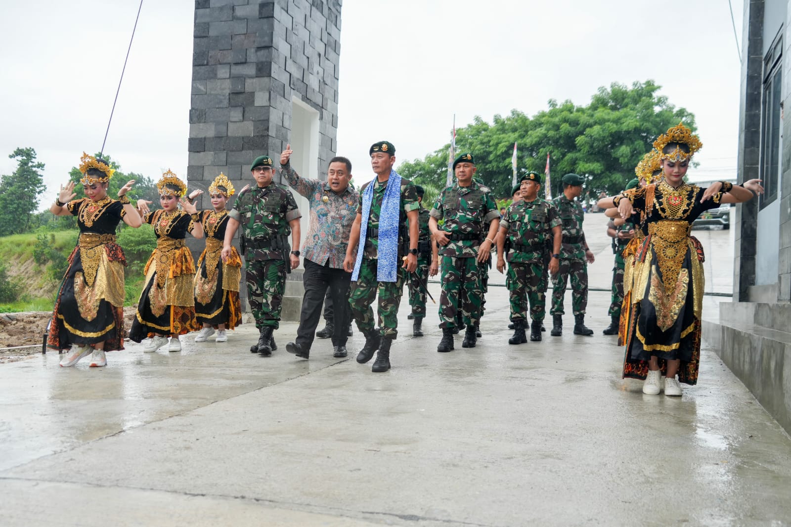 Pangkostrad Letjen TNI Mohammad Fadjar dan Pj Bupati Bekasi Dedy Supriyadi meresmikan pembangunan tahap I Batalyon Intai Tempur di Desa Sukadami, Kabupaten Bekasi (Ashar/SinPo.id)