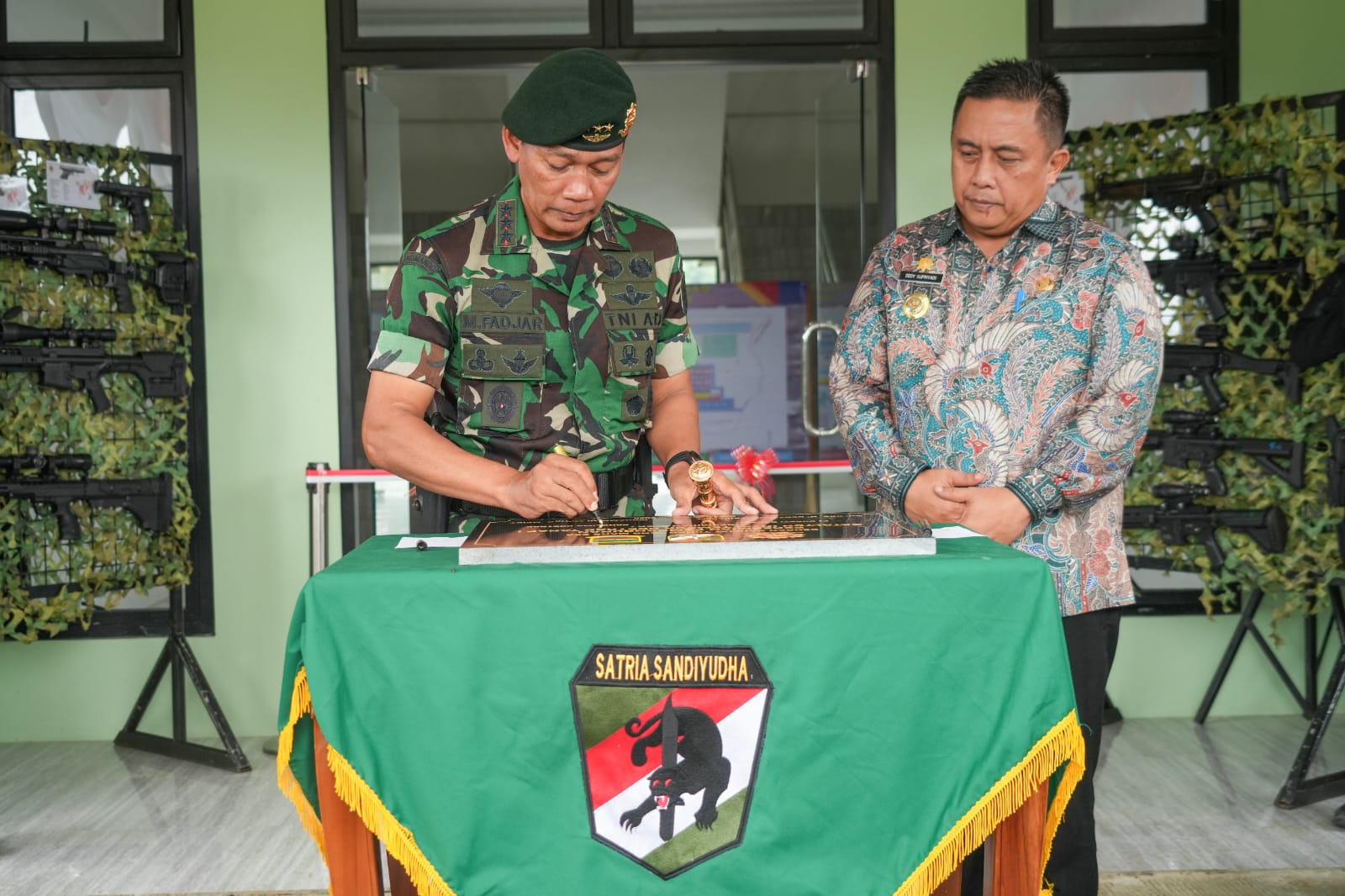 Pangkostrad Letjen TNI Mohammad Fadjar dan Pj Bupati Bekasi Dedy Supriyadi meresmikan pembangunan tahap I Batalyon Intai Tempur di Desa Sukadami, Kabupaten Bekasi (Ashar/SinPo.id)