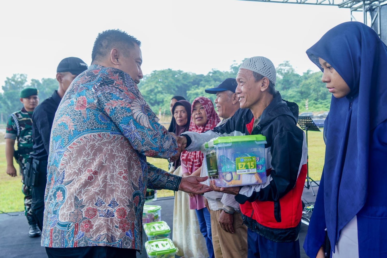 Pangkostrad Letjen TNI Mohammad Fadjar dan Pj Bupati Bekasi Dedy Supriyadi meresmikan pembangunan tahap I Batalyon Intai Tempur di Desa Sukadami, Kabupaten Bekasi (Ashar/SinPo.id)